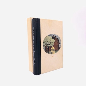 La casa de los siete tejados. Por Nathaniel Hawthorne. Ilustrado por Valenti Angelo. Edición ilustrada. Heritage Press. Nueva York, 1935.