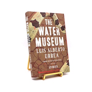 Muzeum Wody. Podpisane przez Luisa Alberto Urreę. Pierwsze wydanie, pierwsze wydanie. Little, Brown. Nowy Jork, 2015.