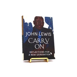 Carry On. Por John Lewis. Primera edición, primera impresión. Grand Central Publishing. Nueva York, 2021.