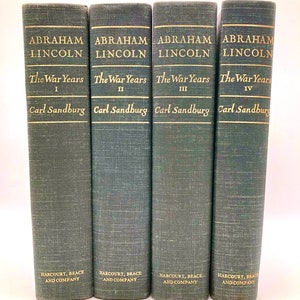Puede incluir: Un conjunto de cuatro libros de tapa dura de color verde oscuro con letras doradas. Los libros se titulan "Abraham Lincoln: The War Years" volúmenes I, II, III y IV por Carl Sandburg. Los libros son publicados por Harcourt, Brace and Company.