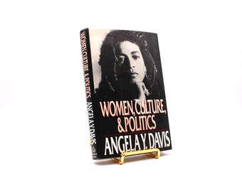 Vrouwen, cultuur en politiek. Gesigneerd door Angela Davis. Eerste editie, eerste druk. Willekeurig huis. New York, 1989.