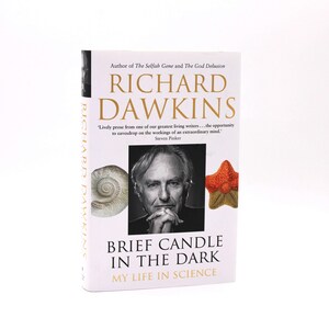 Krótka świeca w ciemności. Z autografem Richarda Dawkinsa. Pierwsze wydanie, pierwszy druk. Bantam Press. Londyn, 2015.