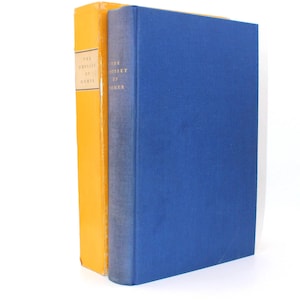 Könnte beinhalten: Zwei Hardcover-Bücher, eines gelb und eines blau, stehen nebeneinander vor einem weißen Hintergrund. Das gelbe Buch trägt den Titel "The Odyssey of Homer" auf dem Buchrücken. Das blaue Buch hat einen schlichten Einband.