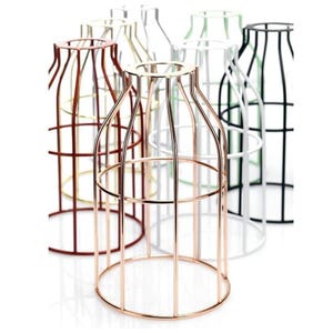 Op de afbeelding: Een set van zes metalen lampenkappen in verschillende kleuren, waaronder zwart, wit, goud en groen. De lampenkappen zijn gemaakt van een draadkooi-ontwerp en zijn perfect om elke kamer een moderne touch te geven.