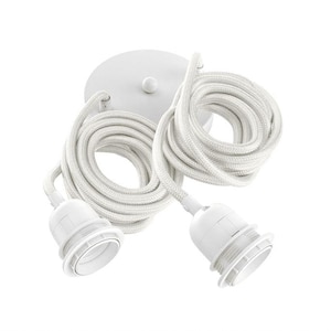 Könnte beinhalten: Eine weiße Deckenleuchte mit zwei weißen Kabelgarnituren und weißen Lampenfassungen. Die Kabel sind geflochten und die Leuchte hat eine runde weiße Abdeckung.