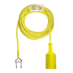 Peut inclure: Câble de suspension jaune enroulé avec un interrupteur en plastique transparent et une douille jaune assortie. Le câble est équipé d'une prise à deux broches. Le luminaire est sur fond blanc.