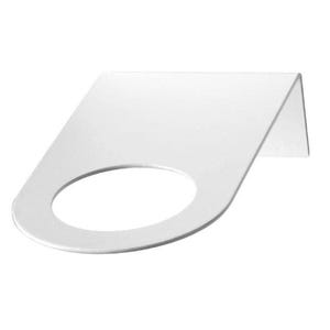 Può includere: Un supporto a parete bianco e minimalista con un'apertura circolare. Il supporto ha una parte superiore piatta e angolata e un fondo curvo e aperto, progettato per contenere un oggetto. Il design è semplice e moderno.