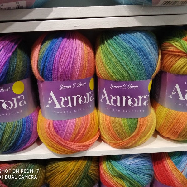 James C Brett Aurora auto-rayant double tricot 20 % laine 2 x 100 g pelotes de laine mélangée différentes couleurs au choix.
