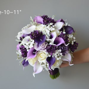 Faux Lila Lila Hochzeit Bouquets, Faux Real Touch Calla-Lilien, Rosen, Flieder, künstliche Blumen Braut Brautjungfern Bouquets, Boutonieres