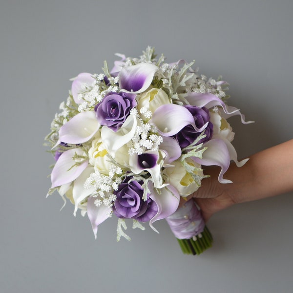 Lila Ivory Brautsträuße, Rustikaler Brautstrauß aus Seide, Echte Calla Lilien, Ivory Weiße Rosen, Baby atemzug, Pflaumenstrauß