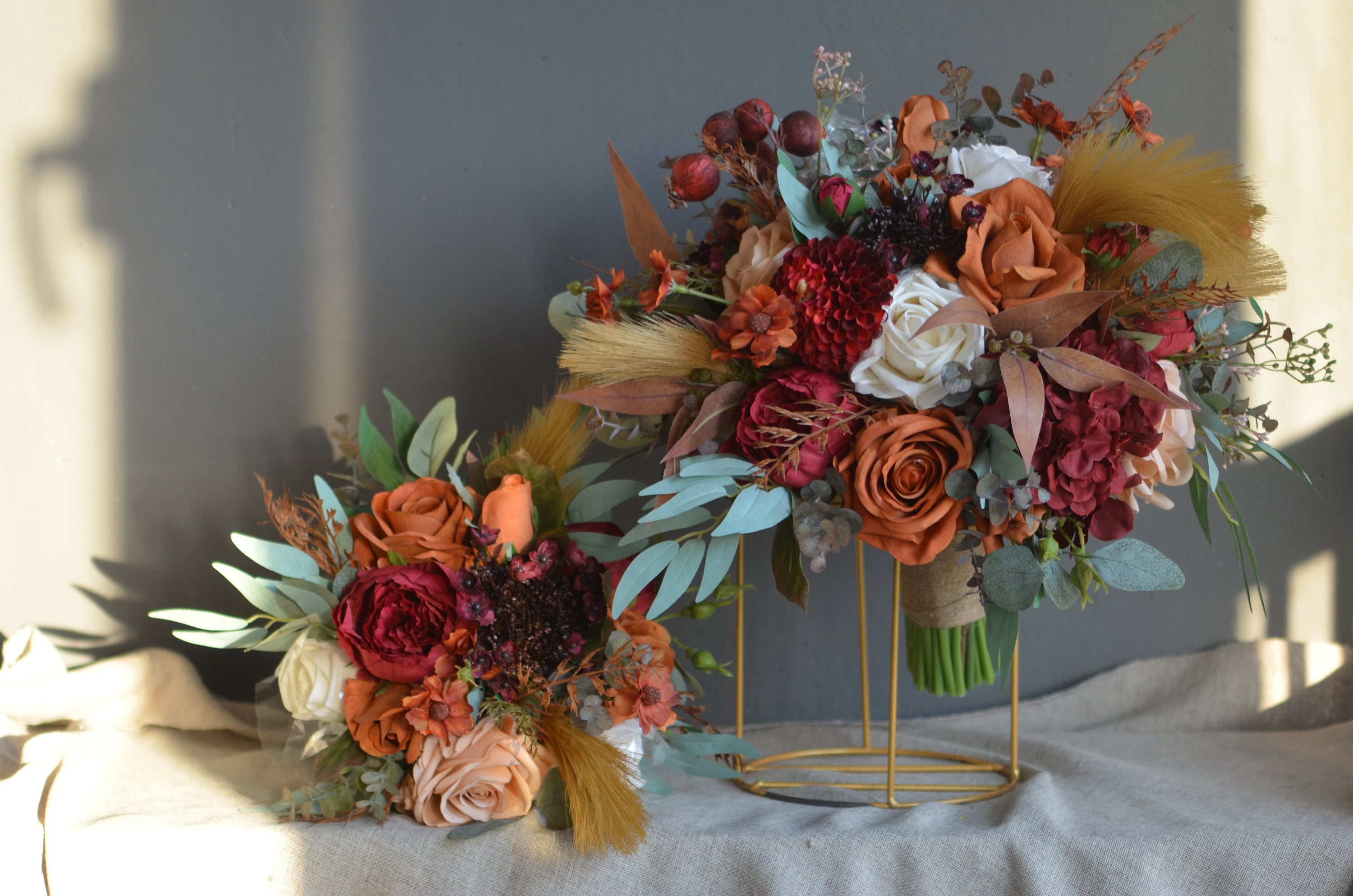 ブルゴーニュワインとテラコッタの秋のウェディングブーケ、焦げた