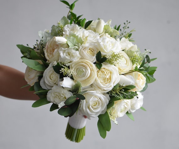 Off white 2024 wedding bouquets