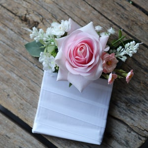 Greenery Taschen-Boutonniere in Baby-Rosa Real Touch Rose, Bräutigam Accessoires, rustikale Boutonnieres, Frühlings-Sommer-Boutonniere, Schleierkraut