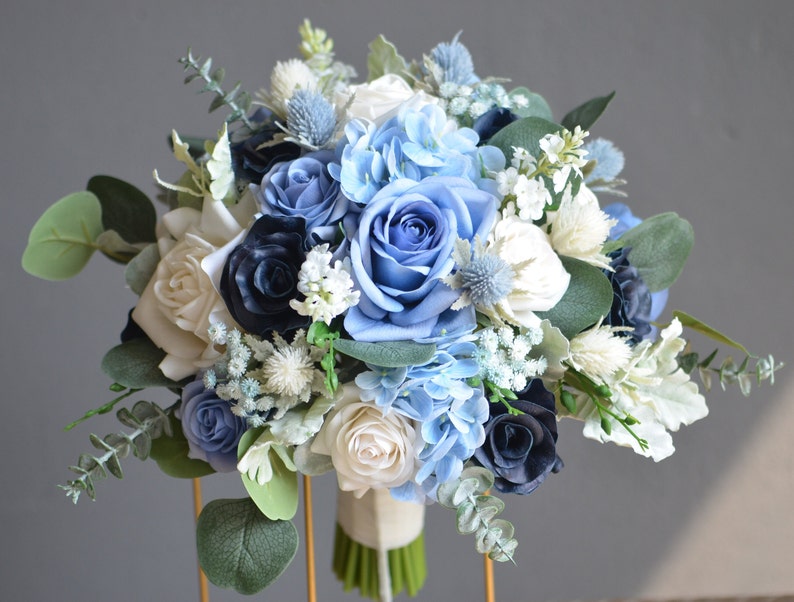 Bouquet da sposa finto blu polveroso, bouquet da sposa avorio blu navy scuro, rose al tocco reale, fiori selvatici blu, corpetto Boutonniere one bouquet--12inch