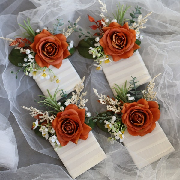 Boutonnière verdure de poche en orange brûlé Real Touch Rose, accessoires du marié, boutonnières rustiques, boutonnières d'automne, gypsophile