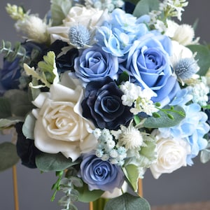 Bouquet da sposa finto blu polveroso, bouquet da sposa avorio blu navy scuro, rose al tocco reale, fiori selvatici blu, corpetto Boutonniere immagine 4