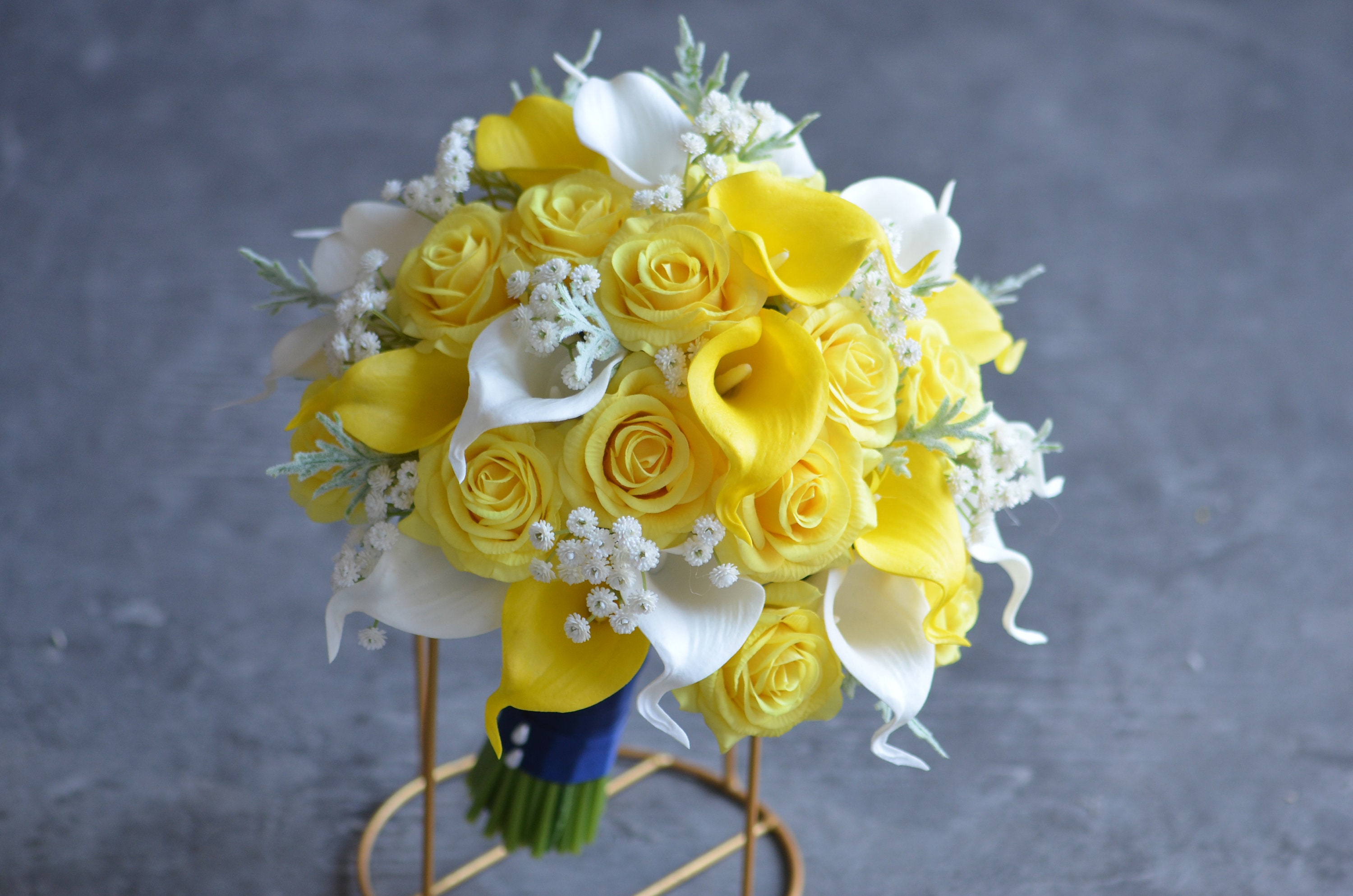 Bellissimo bouquet da sposa con rose gialle per cerimonia nuziale e feste di anniversario
