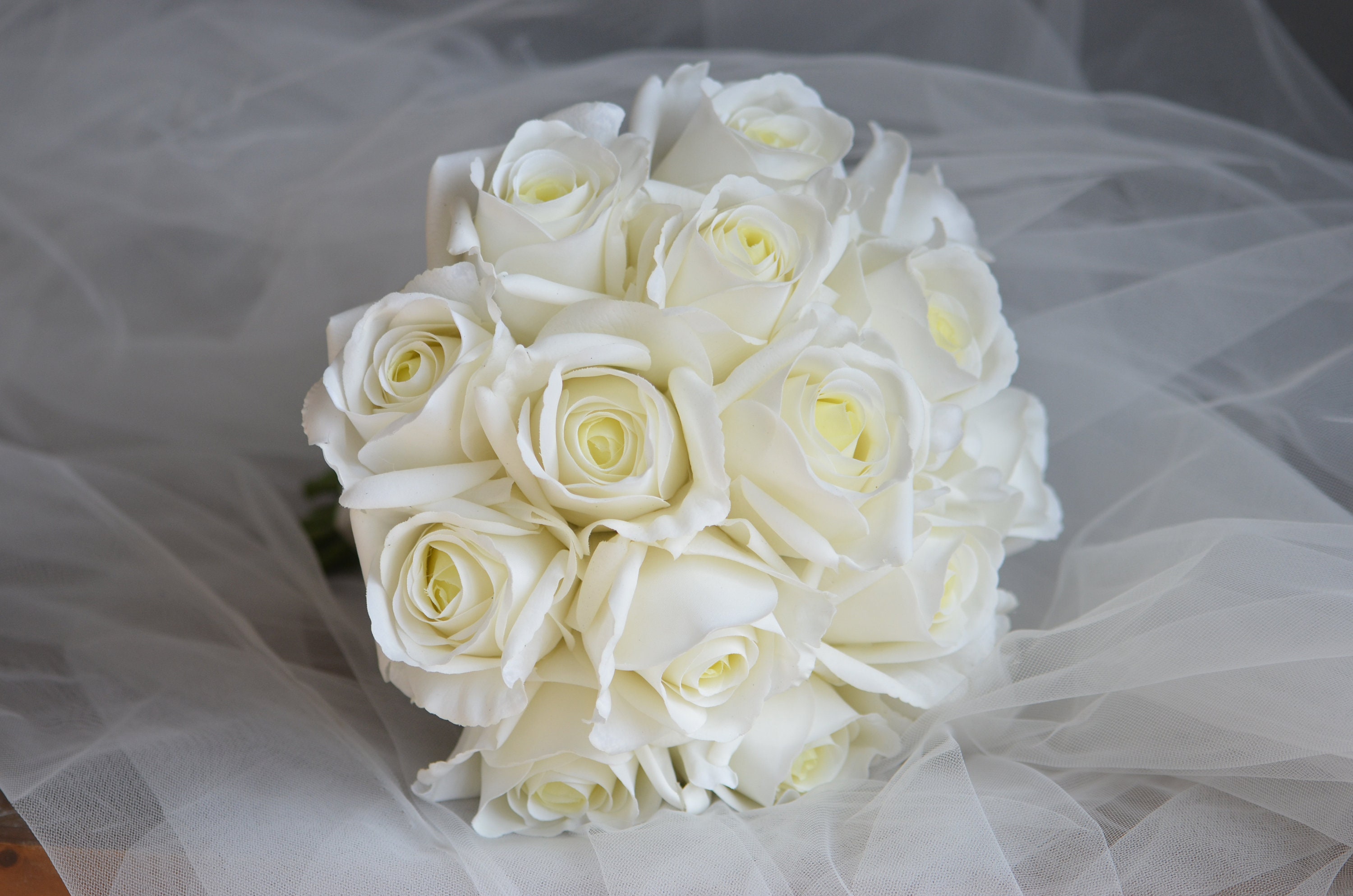 12 Fake Ivory Roses Bridal Bouquet, Cream White Wedding Bouquets