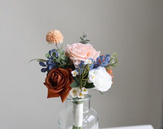 Bouquet Da Sposa Rotondo Fatto A Mano In Raso – Colori Blu Navy, Arancione E Avorio (Diametro 20 Cm, Altezza 28 Cm)