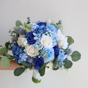 Royal Blue & Dusty Blue Fake Blumen Hochzeitsstrauß, echte Touch Rosen, Wildblumen, Blau Weiß Frühling Sommer Brautsträuße / Boutonnieres