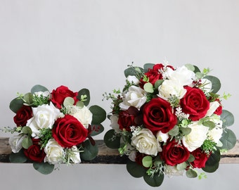 Ramo de boda de rosa blanca crema roja falsa, ramo boho rojo, ramo de damas de honor nupciales de verano de primavera, eucalipto, flores falsas de toque real