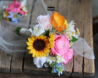 ワイルドフラワーのブライダルブーケ：オレンジ、ピンク、黄色の造花