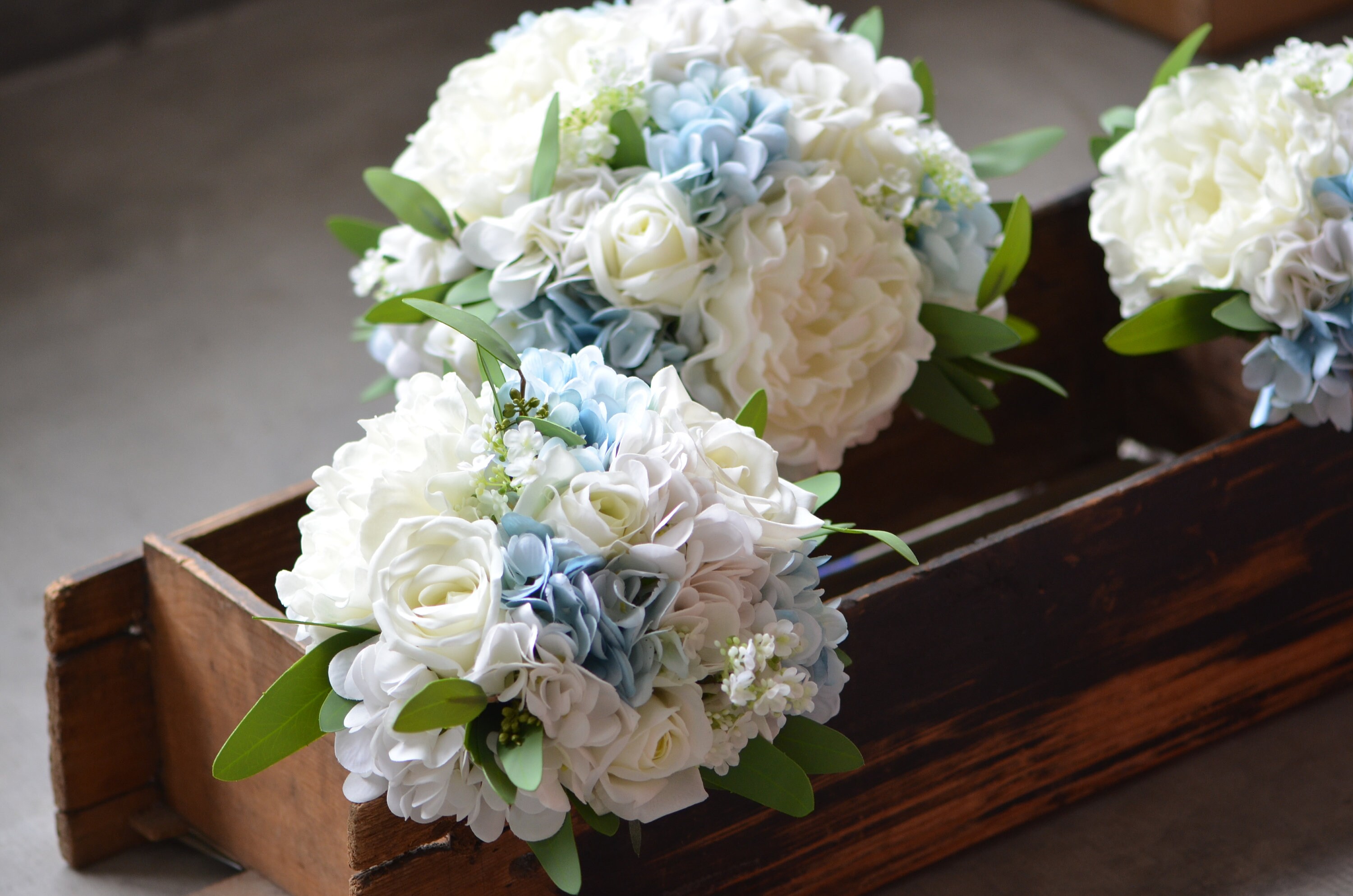 MISNODE Sposa Blu Bianco con Fiori con Nastro, Bouquet da Sposa con Rose Artificiali, Bouquet da Sposa per Matrimonio, Fiore da Sposa per la