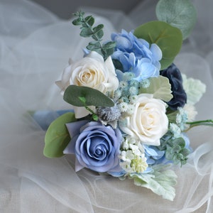 Bouquet da sposa finto blu polveroso, bouquet da sposa avorio blu navy scuro, rose al tocco reale, fiori selvatici blu, corpetto Boutonniere one toss--6inch