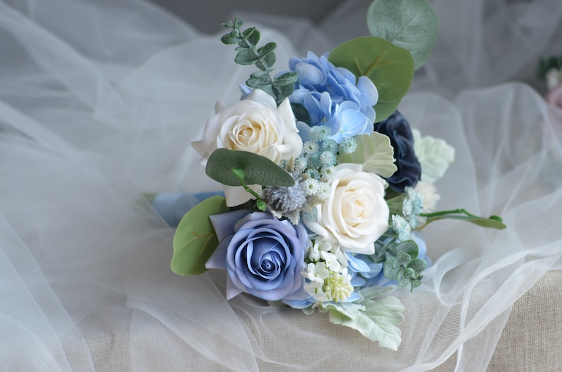 Bouquet da sposa finto blu polveroso, bouquet da sposa avorio blu navy scuro, rose al tocco reale, fiori selvatici blu, corpetto Boutonniere one toss--6inch