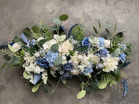 Dusty Blue Hochzeitsbogen Floral Swag, Ecke Blumenarrangement