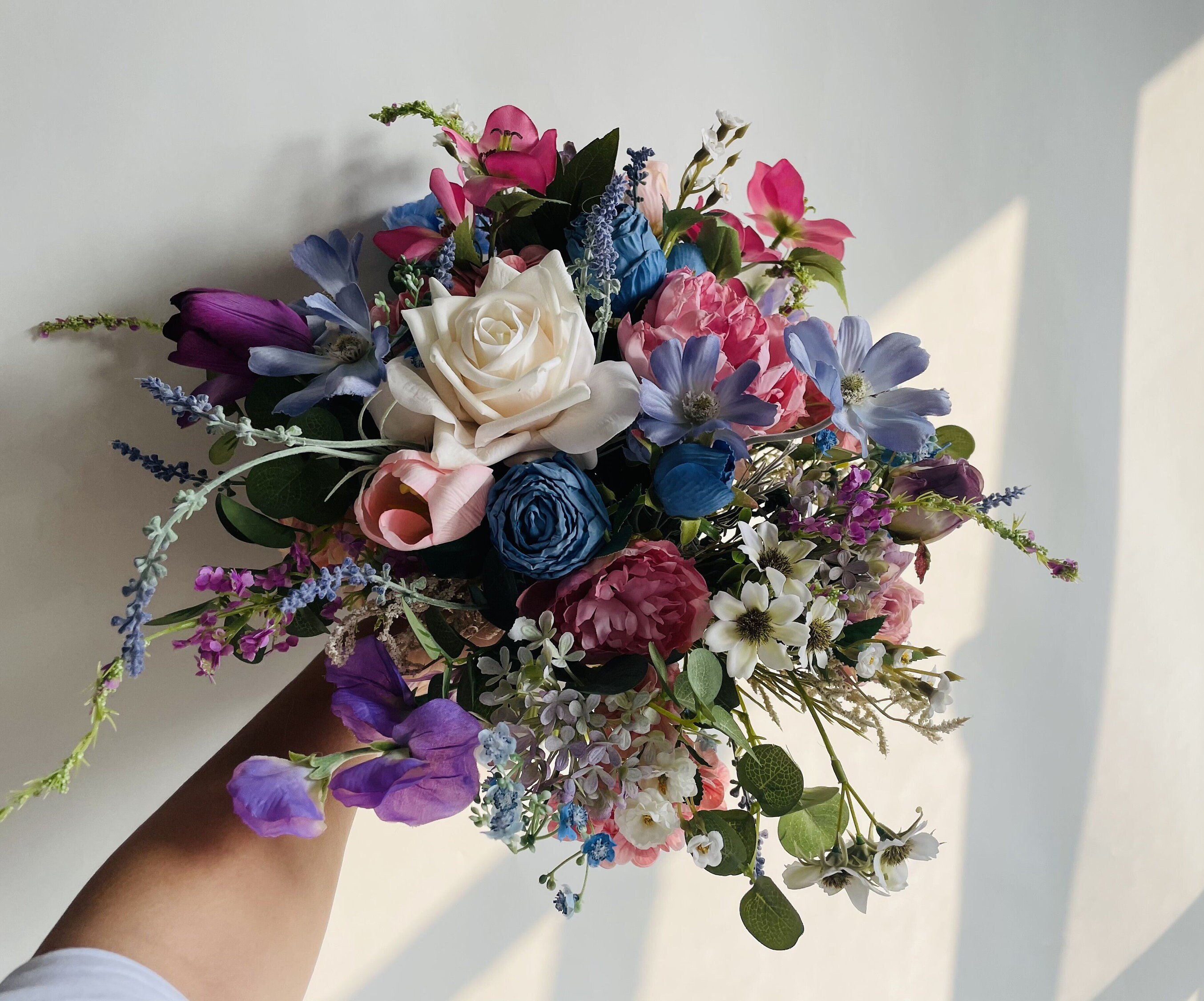 フェイクフラワーのカラフルなウェディングブーケ、春のボヘミアン