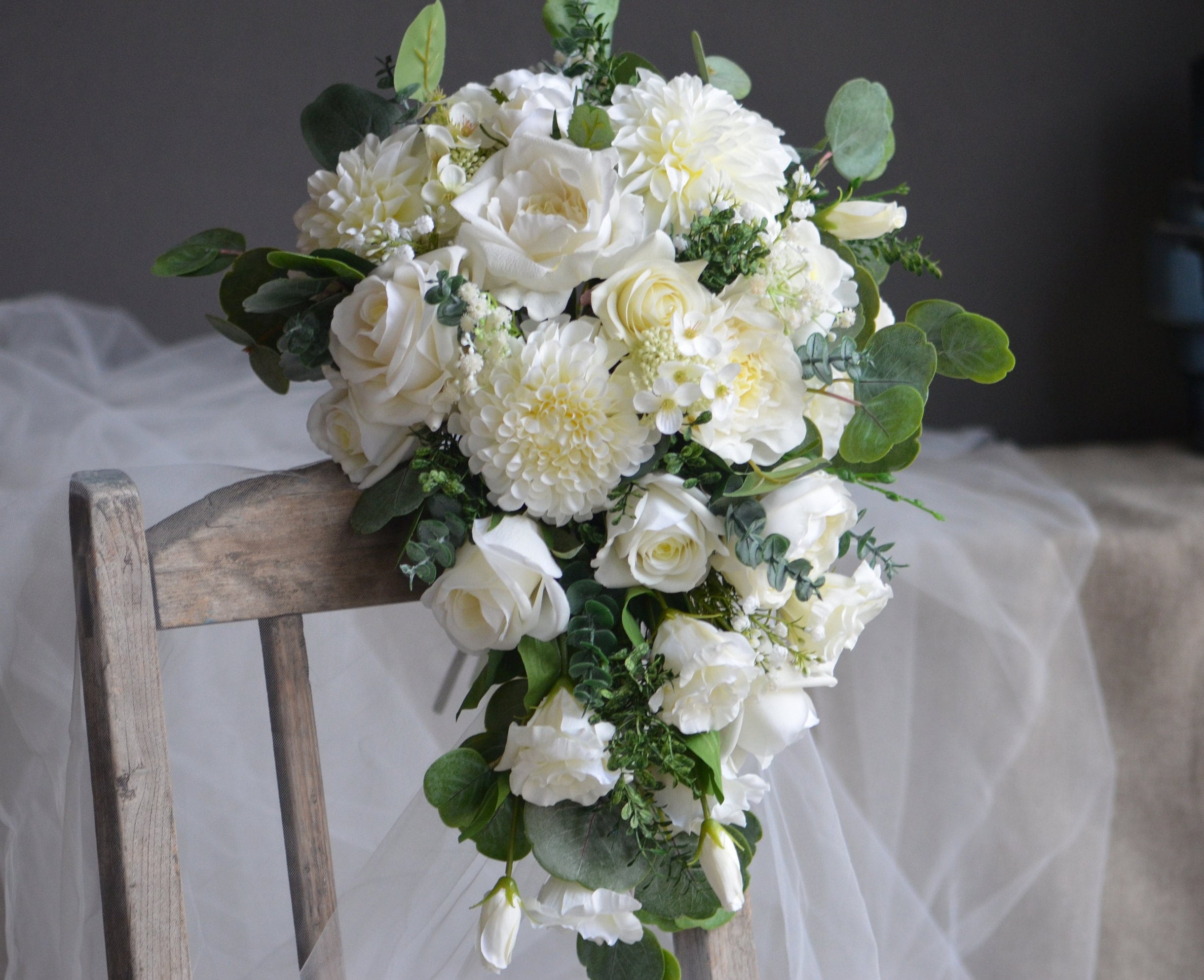 Ramo de novia en cascada blanco de lujo, ramos de boda boho de vegetación  blanca crema, flores artificiales de tacto real, eucalipto - Etsy México, image size:2440x1987