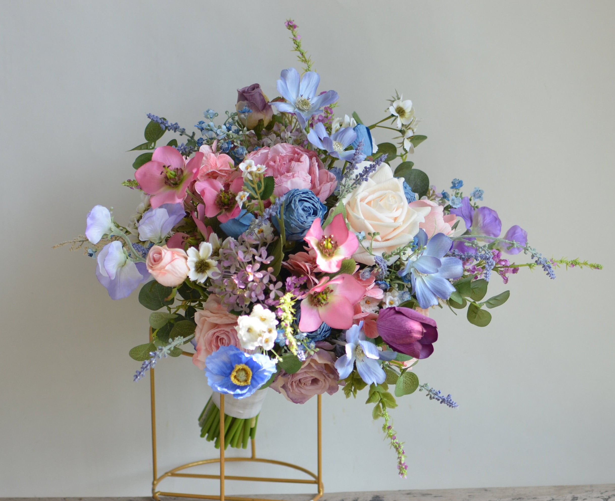 フェイクフラワーのカラフルなウェディングブーケ、春のボヘミアン