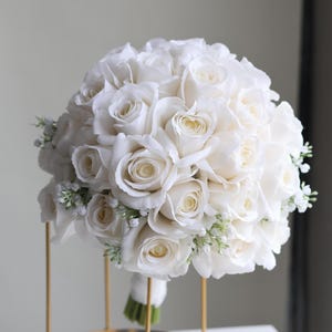 Bukiet ślubny Morandi Soft White Fake Bridal: Róże z prawdziwego materiału, Bukiet ślubny z gipsówki, Sztuczne kwiaty na wiosnę i lato, Butonierka
