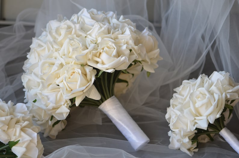 12 Real Touch Faux Roses Bouquet de mariée, Artificielle Morandi Blanc Ivoire Roses Bouquets De Mariage, Faux Fleurs Boutonnière Corsages image 4