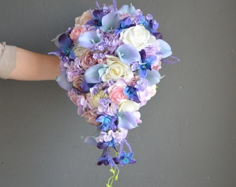Bouquet de mariée bleu violet imitation lilas, hortensias violets Real Touch, orchidées violettes bleues, roses mauves lavande, bouquet de mariée lys calla