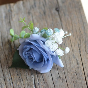 Bouquet da sposa finto blu polveroso, bouquet da sposa avorio blu navy scuro, rose al tocco reale, fiori selvatici blu, corpetto Boutonniere one boutonniere