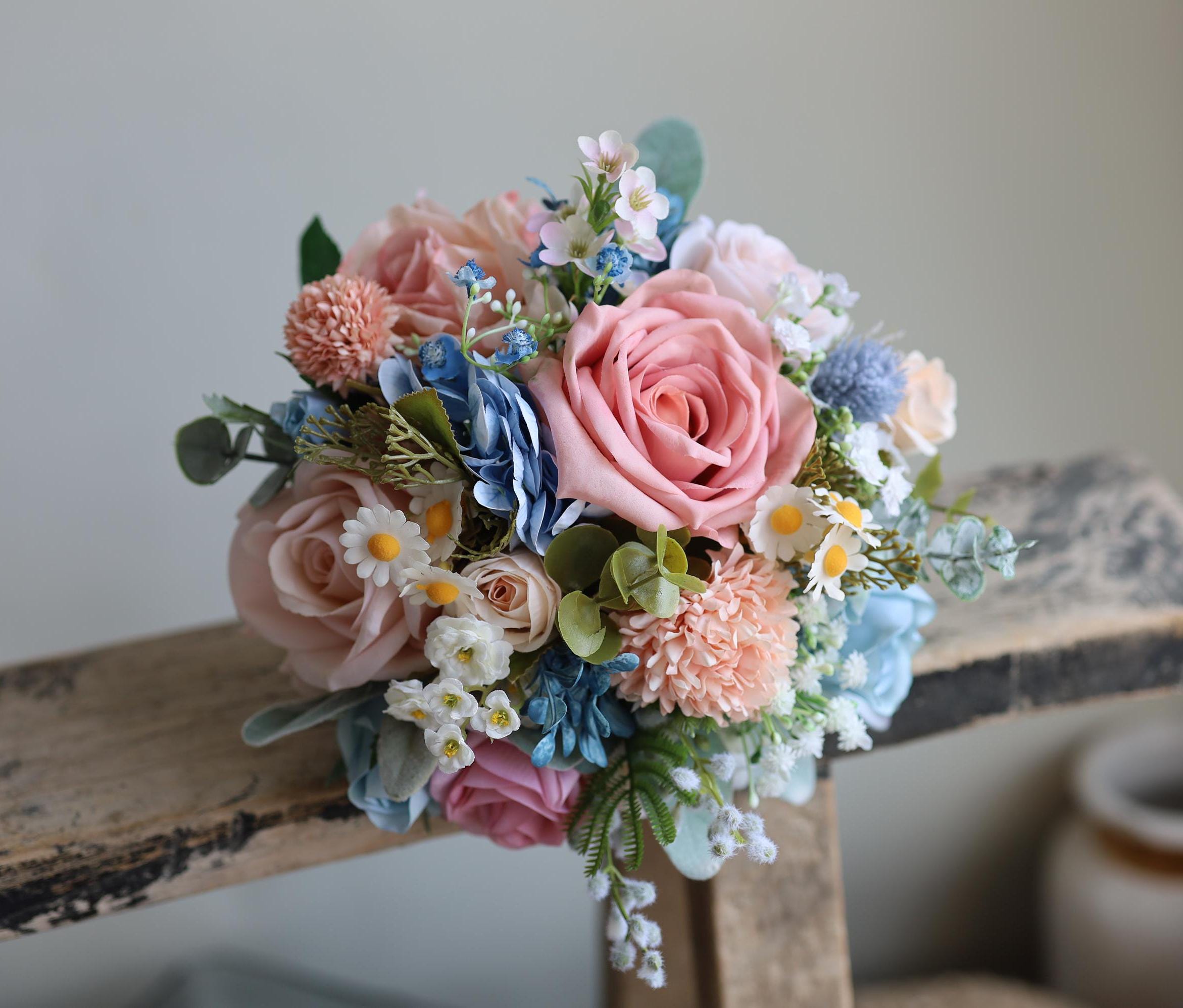 ライトブルーとローズピンクのワイルドフラワーブライダルブーケ