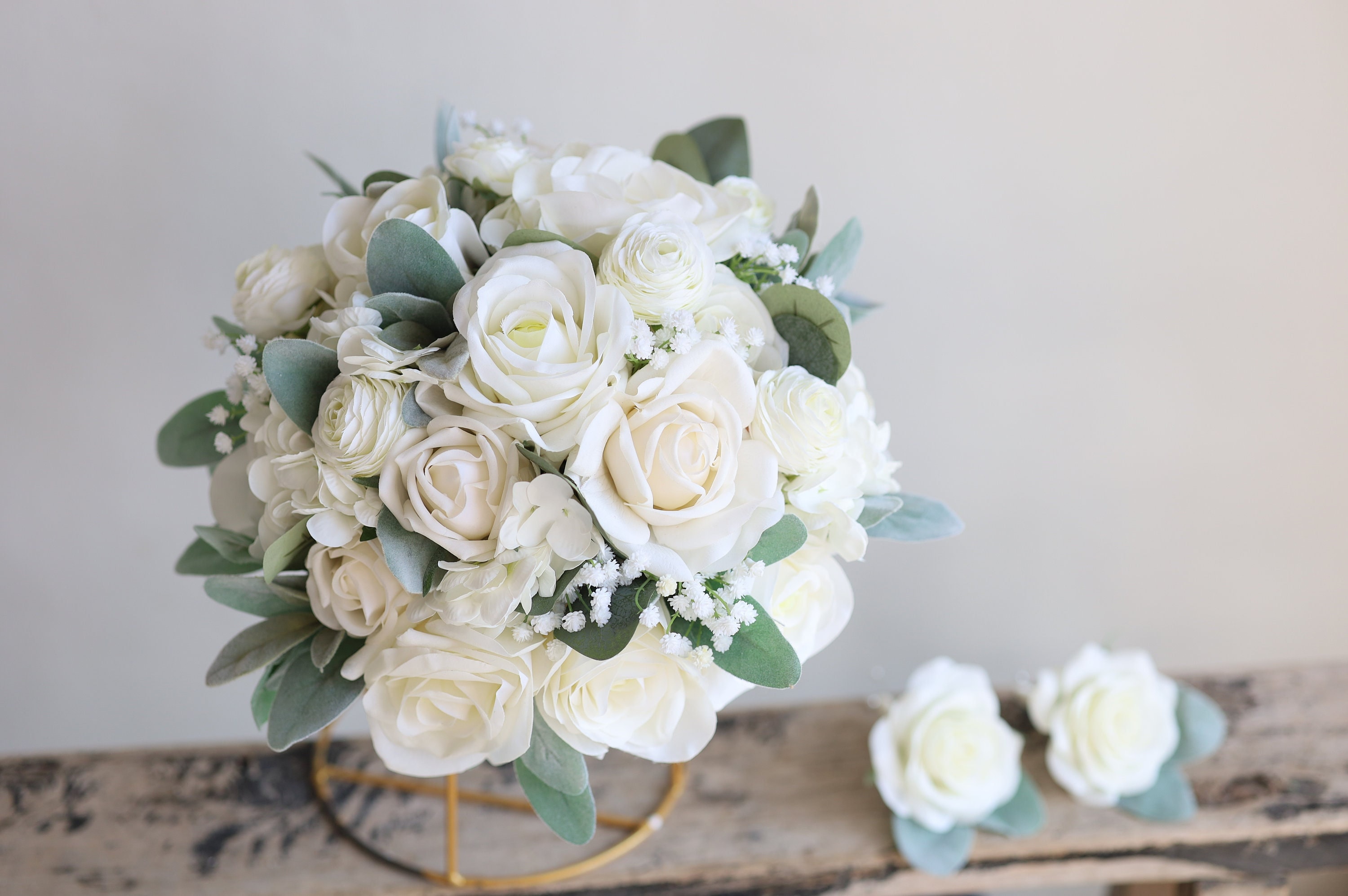 Ramos de novia con flores blancas artificiales y vegetación, rosas de tacto  real, orejas de cordero, ramo de novia rústico para primavera y verano,  boutonniere blanco, ramillete - Etsy México, image size:3000x1996