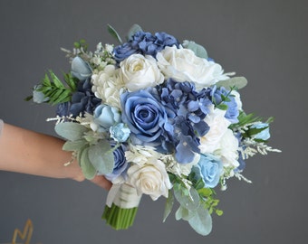 Faux bouquet de mariage bleu ardoise et bleu poussiéreux, bouquet de mariée bleu blanc, fausses roses Real Touch, corsage boutonnière bleu, décor de mariage bleu