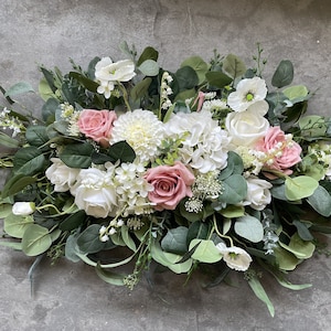 Weiße Rose rosa Hochzeit Torbogen Blume, weiße Hochzeit Ecke Swag, rustikale Hochzeit Hintergrund, Eukalyptus Hochzeit Bogen Blumen Dekor