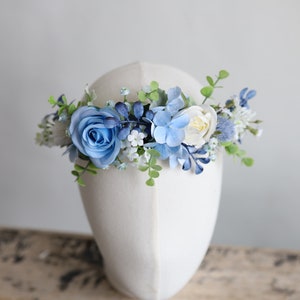 Bouquet da sposa finto blu polveroso, bouquet da sposa avorio blu navy scuro, rose al tocco reale, fiori selvatici blu, corpetto Boutonniere 1 flower crown