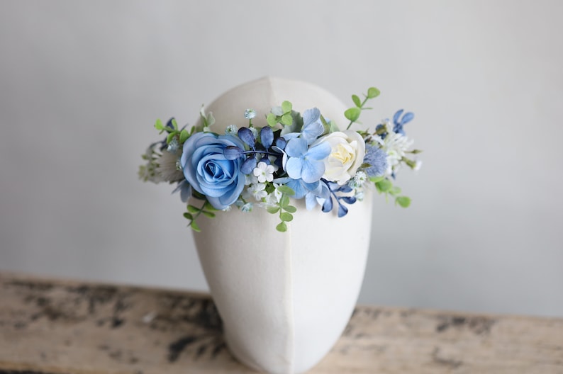 Bouquet da sposa finto blu polveroso, bouquet da sposa avorio blu navy scuro, rose al tocco reale, fiori selvatici blu, corpetto Boutonniere 1 flower crown