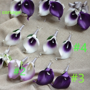 Op de afbeelding: Acht polscorsages van witte en paarse calla lelies met zilveren lint en parel accenten. De corsages zijn genummerd van 1 tot 4.