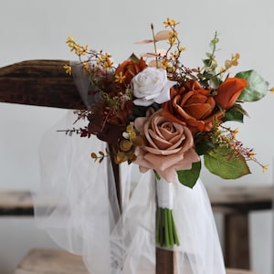Künstliche Terrakotta-Hochzeits-Gangdekoration, Herbst-Herbst-Boho Pew Blumen, Real Touch Rosen, Gebrannte Orange Tan Beige Stuhl-Dekor-Blumen
