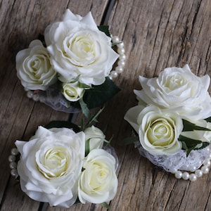 Ramillete de muñeca de rosa crema de marfil falso, flor de ojal de boda, rosas de marfil de tacto real falso, flor de flor de crema blanca, ramillete
