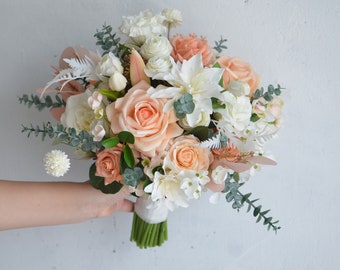 Bouquet de mariée printanier blanc pêche artificiel, roses artificielles au toucher réel, eucalyptus, lys, bouquet de mariage de fausses fleurs, centres de table, fleurs