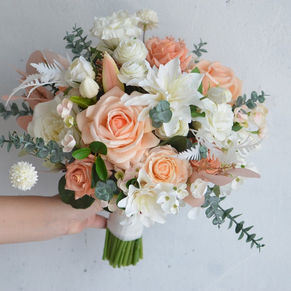 Ramo de novia de primavera blanco melocotón artificial, rosas falsas de tacto real, eucalipto, lirios, ramo de boda de flores falsas, centros de mesa, florales