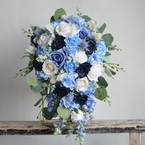 Bouquet da sposa finto blu polveroso, bouquet da sposa avorio blu navy scuro, rose al tocco reale, fiori selvatici blu, corpetto Boutonniere 1 cascading-12"x19"