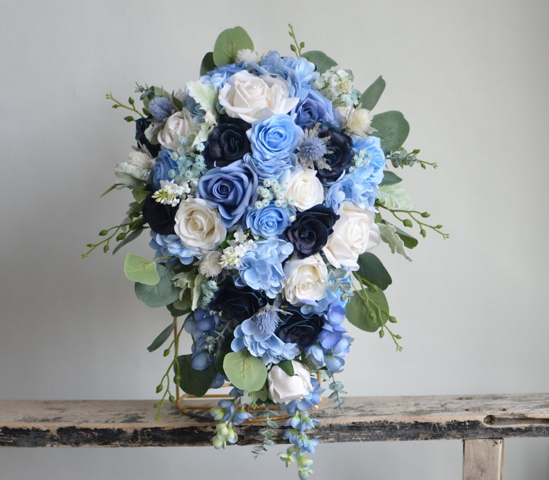 Bouquet da sposa finto blu polveroso, bouquet da sposa avorio blu navy scuro, rose al tocco reale, fiori selvatici blu, corpetto Boutonniere 1 cascading-12"x19"